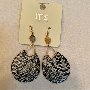 🎈Faux Snake Print earrings